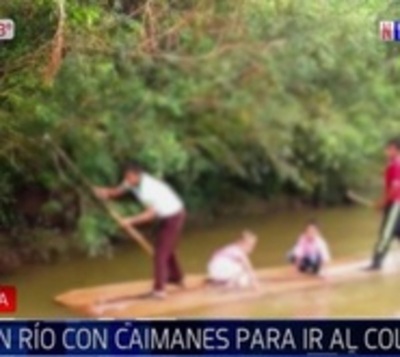 Niños cruzan caudaloso río infestado de cocodrilos para ir a escuela - Paraguay.com