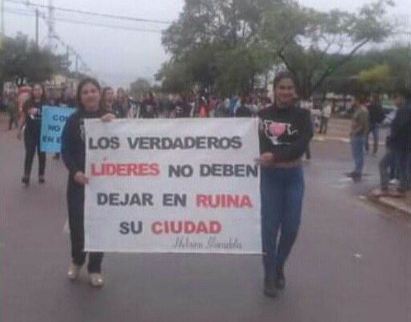 Culmina crispado desfile, con protesta generalizada contra autoridades | Radio Regional 660 AM