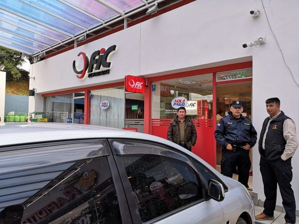 Atraco en financiera: asaltantes ingresaron con caras descubiertas - 730am - ABC Color