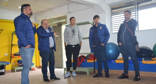 Pablo Aguilar dona equipamiento de gimnasio a Sportivo Luqueño