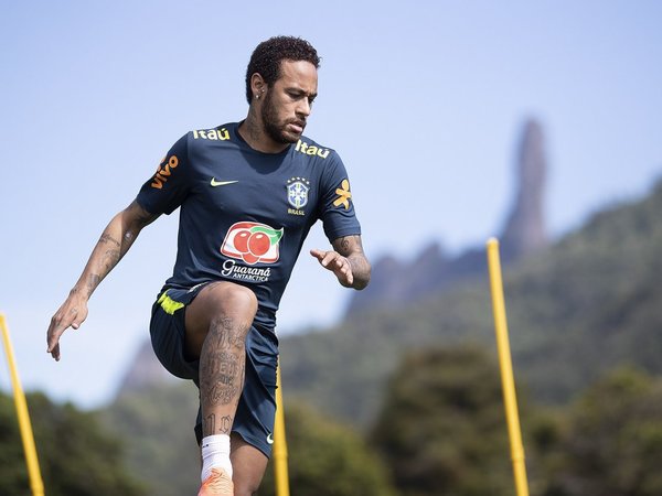 Neymar participa en el entrenamiento secreto de Brasil