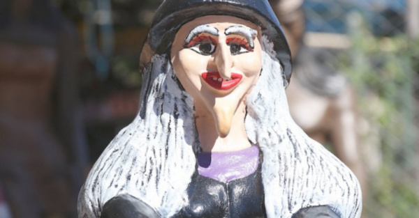 Regalan unas “brujitas” para lapa y la suegris