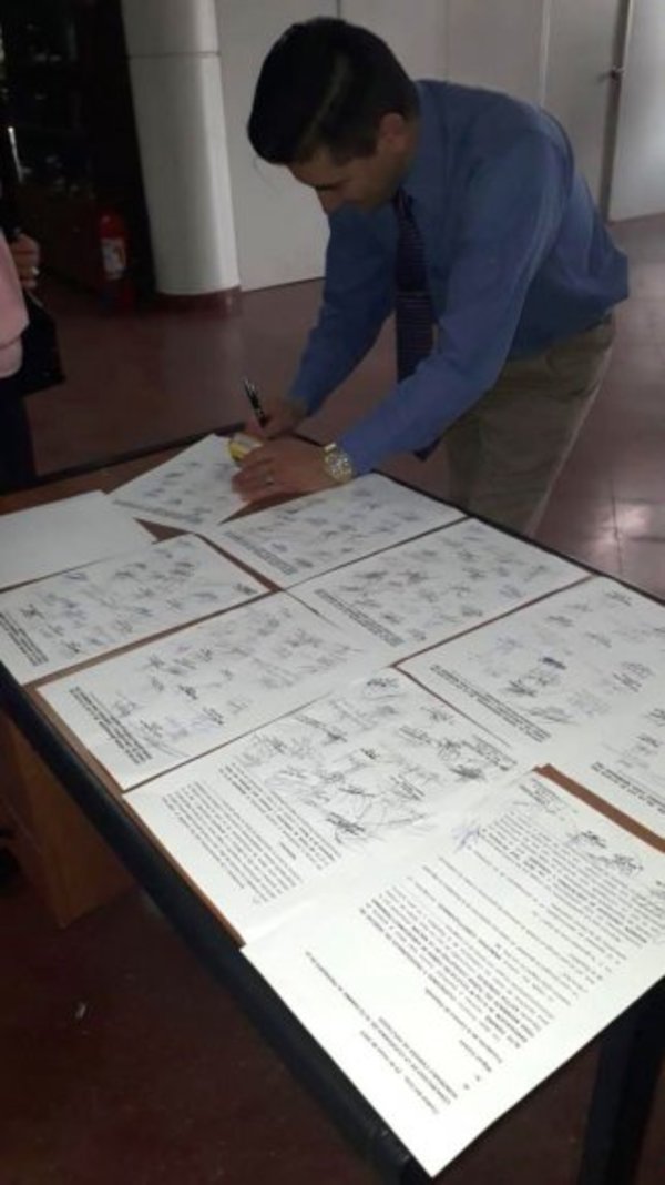 Juntan firmas para eliminar jubilación vip - Edicion Impresa - ABC Color