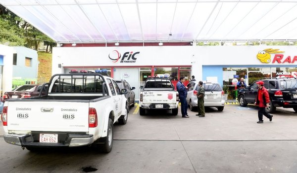 Millonario asalto a una financiera en el predio de una estación de servicio - Edicion Impresa - ABC Color