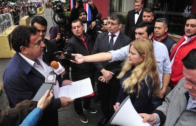 Hurreros dan apoyo a Cuevas - Edicion Impresa - ABC Color