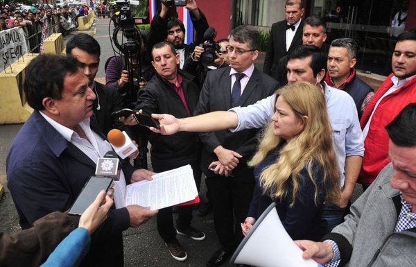 Hurreros dan apoyo a Cuevas - Edicion Impresa - ABC Color