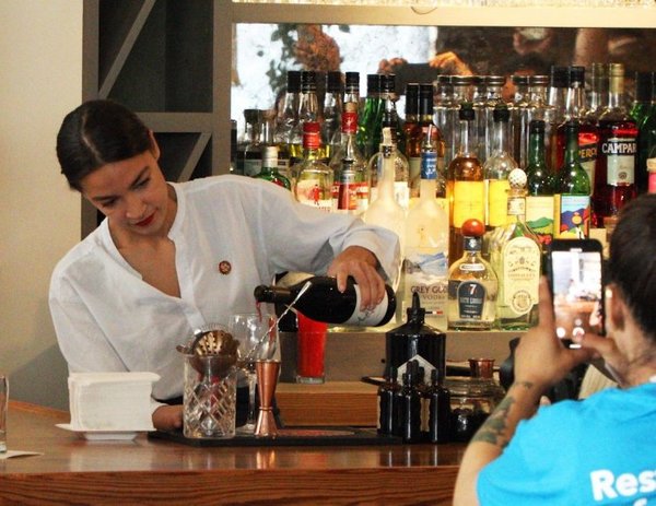 Parlamentaria de EEUU hace de camarera para pedir aumento del salario mínimo - Internacionales - ABC Color