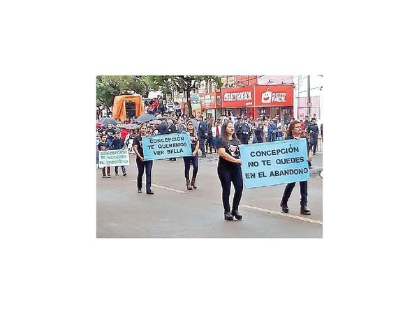Bochorno en desfile  homenaje a 242 años de Concepción