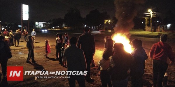 EN ARROYO PORÁ VECINOS SE MANIFIESTAN EXIGIENDO SEGURIDAD.