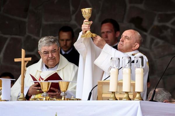 El papa anima en Rumanía a acabar con los «viejos y actuales rencores» | .::Agencia IP::.