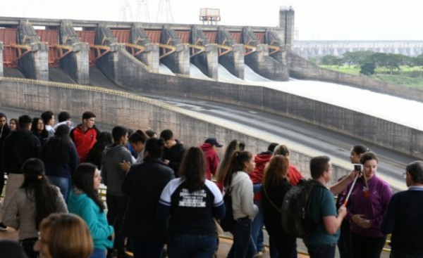 Gran cantidad de visitantes en Itaipu apreciaron compuertas abiertas