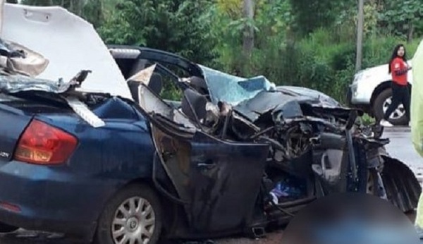 Joven muere tras choque contra camión de gran porte
