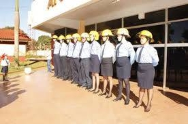 HOY / O pagan G. 65.000.000 o la ambulancia no sale de Aduana: Bomberos atados de pies y manos