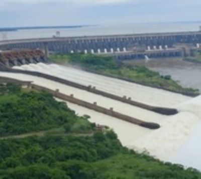 Apertura de compuertas cautiva a visitantes en Itaipú - Paraguay.com