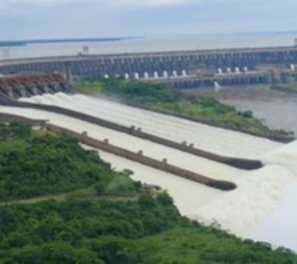 Apertura de compuertas cautiva a visitantes en Itaipú - Paraguay.com