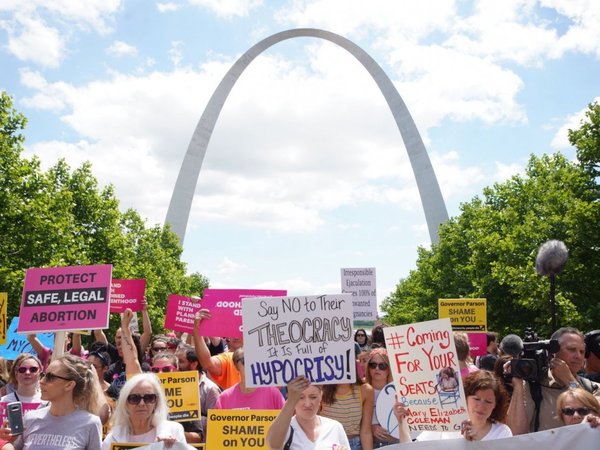 La cara y la cruz del aborto en EEUU, separadas por el río Misisipi