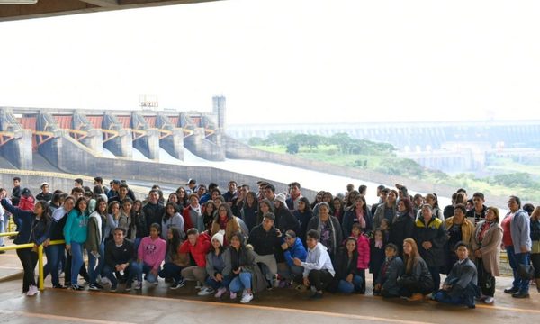 Una gran cantidad de público apreció el vertido de las aguas de la represa de Itaipú