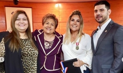 Bibi Landó condecorada por la Muni de Asunción