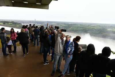 Itaipú: Muchas personas apreciaron vertido de aguas - ADN Paraguayo