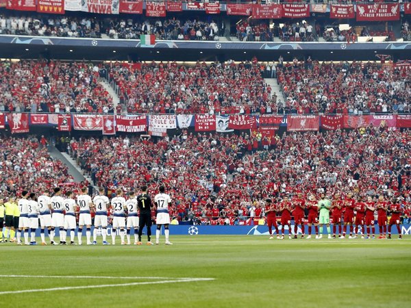La final de la Champions League homenajea a Reyes