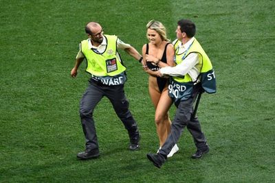 ¿Quién es la mujer que invadió la final y por qué lo hizo?