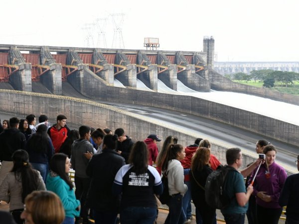 Vertido de aguas congregó a gran cantidad de visitantes