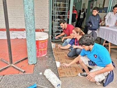 Cerristas pintaron el Hospital de Barrio Obrero