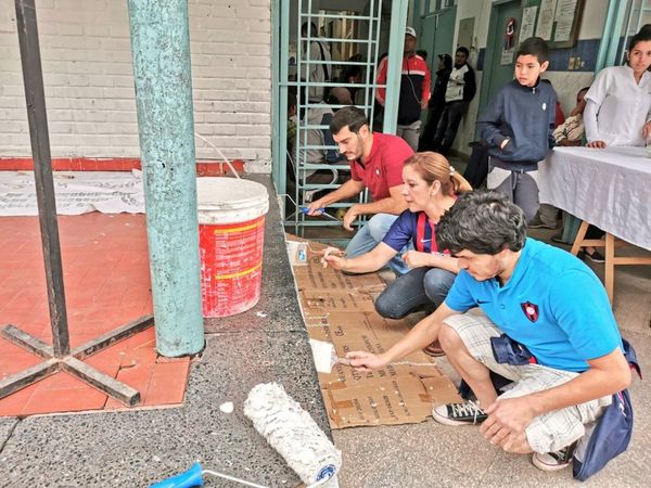 Cerristas pintaron el Hospital de Barrio Obrero