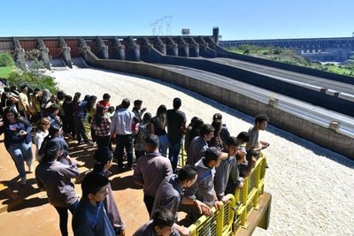 Público apreció vertido de las aguas de Itaipú - Nacionales - ABC Color