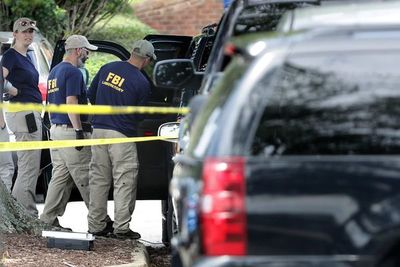 Hombre mata a tiros a 12 personas en un edificio público de EEUU