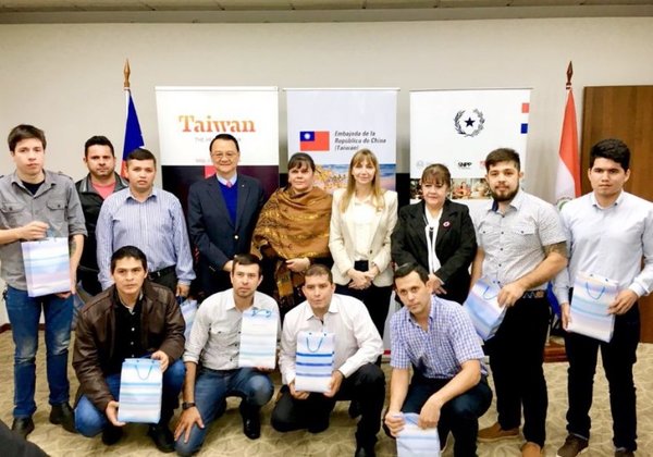 Taiwán entrega pasaje a becarios - Edicion Impresa - ABC Color