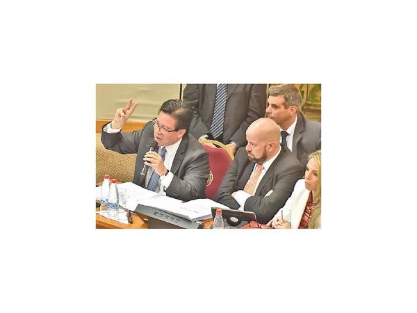 Jueza estudia admitir causa al ex contralor Enrique García