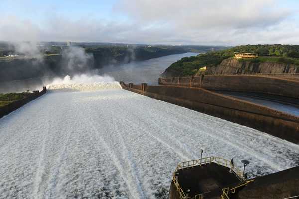 Vertedero de la represa de Itaipu continúa abierto y ofrece una panorámica privilegiada | .::Agencia IP::.