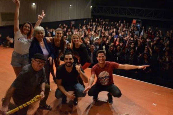 Agua Clara Sigue En El Teatro Latino