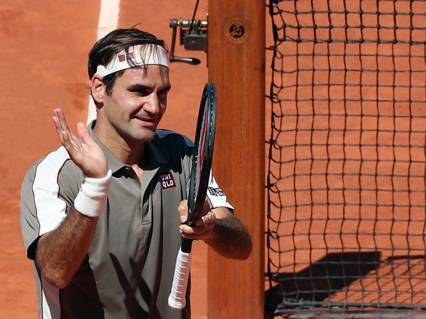 Federer derrota a Mayer para alcanzar los cuartos en París