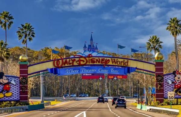 La decisión de Disney que beneficia a todos los empleados que desean estudiar en la universidad - C9N