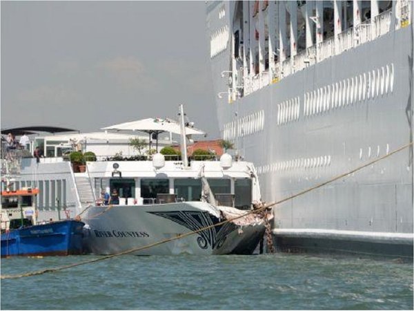 Un crucero choca con un barco turístico en Venecia