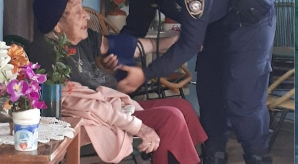 Polis limpiaron la casa de una abue solitaria