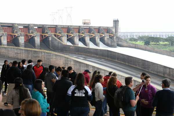 Apertura de vertedero de Itaipú ofreció una panorámica privilegiada - ADN Paraguayo
