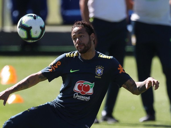 Un Neymar poco sonriente se entrena con Brasil tras acusación de violación