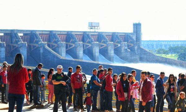 Más de 5.000 personas apreciaron la apertura del vertedero de Itaipú este fin de semana