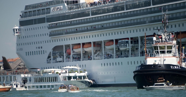 Crucero pierde el control y choca contra un barco turístico en Venecia » Ñanduti