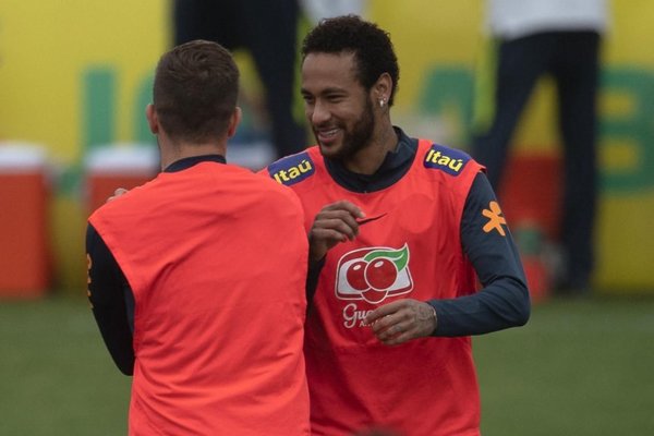 Neymar es arropado por la Seleçao - Deportes - ABC Color