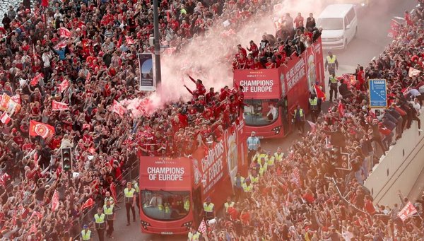 Una marea roja festeja la Champions - Deportes - ABC Color