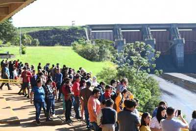 Unas 5.000 personas apreciaron la apertura del vertedero de Itaipú - ADN Paraguayo