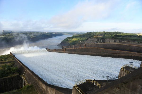 Más de 5 mil personas apreciaron apertura de vertedero de Itaipú