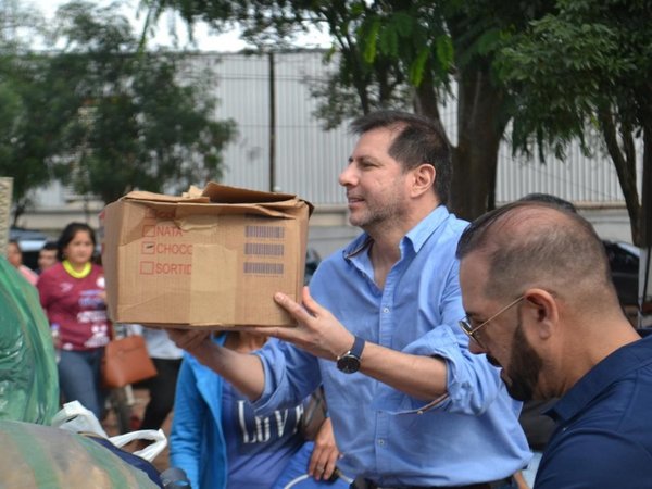 Fútbol, almuerzo, donaciones y obsequios para Puerto Diana en Villa Elisa