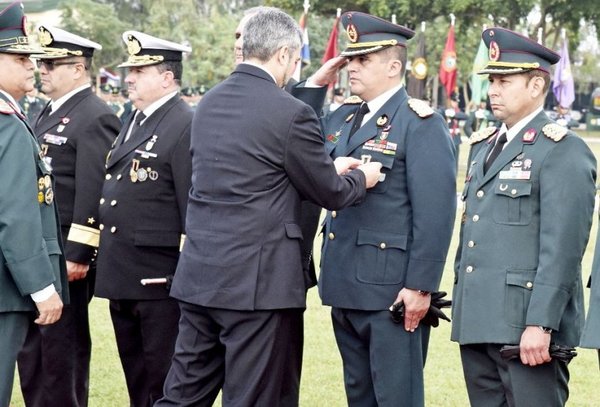 Condecoran al coronel Roberto Piñánez - Edicion Impresa - ABC Color