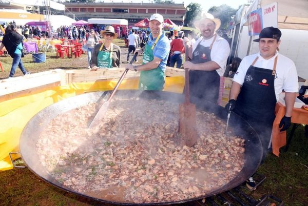 Masivo apoyo tuvo Comilona de Teletón - Edicion Impresa - ABC Color