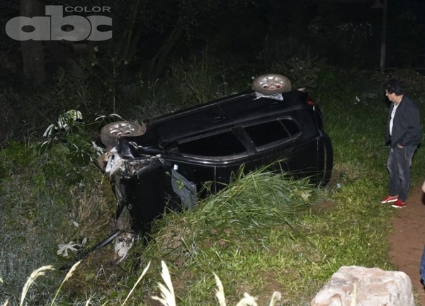 Hombre quedó atrapado tras vuelco de vehículo - Nacionales - ABC Color